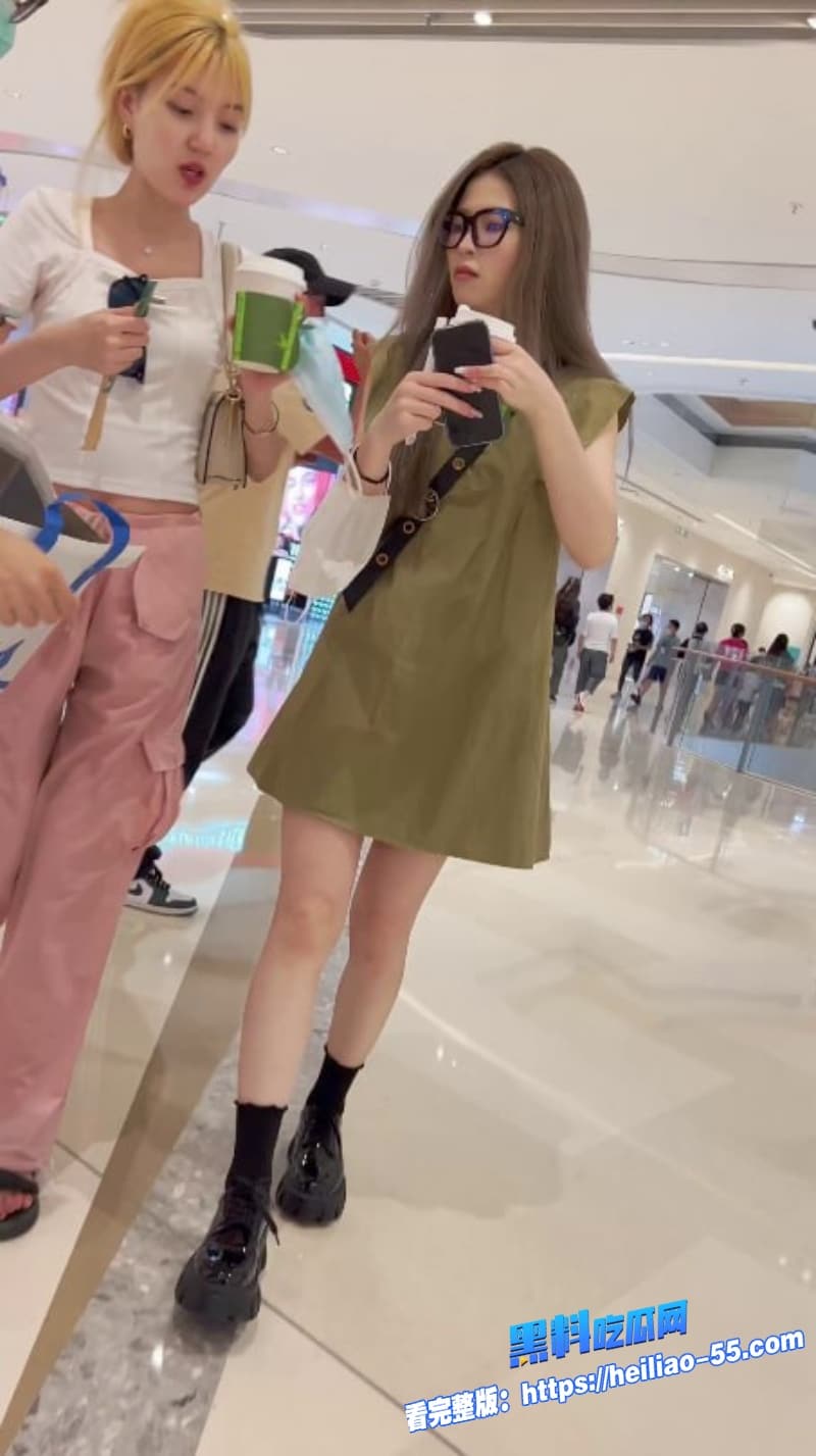 商场偷拍系列大神全程尾随眼镜妹抄底透明蕾丝内裤茂盛逼毛全暴露看的小编鸡巴要硬爆了1