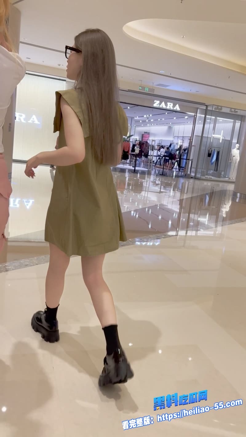 商场偷拍系列大神全程尾随眼镜妹抄底透明蕾丝内裤茂盛逼毛全暴露看的小编鸡巴要硬爆了7