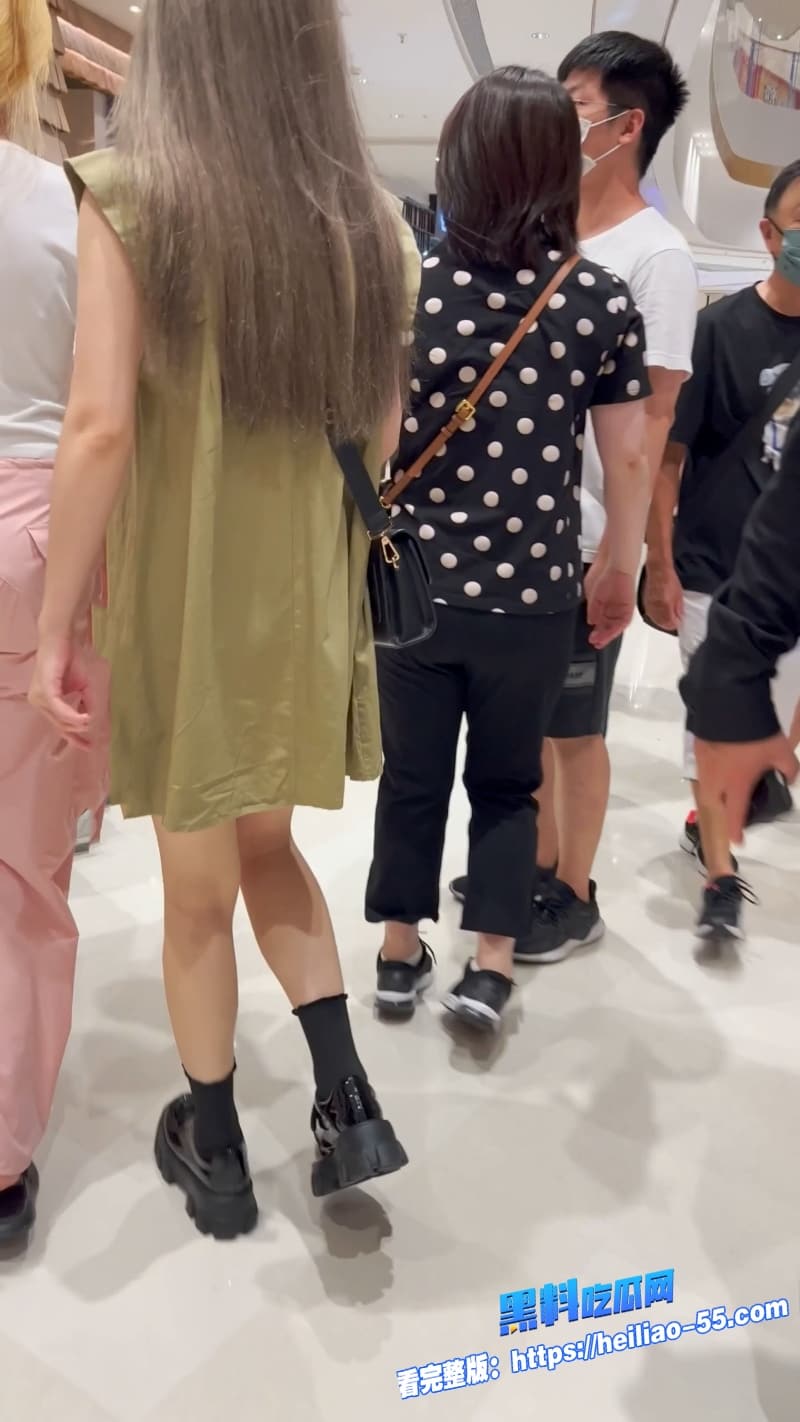 商场偷拍系列大神全程尾随眼镜妹抄底透明蕾丝内裤茂盛逼毛全暴露看的小编鸡巴要硬爆了9