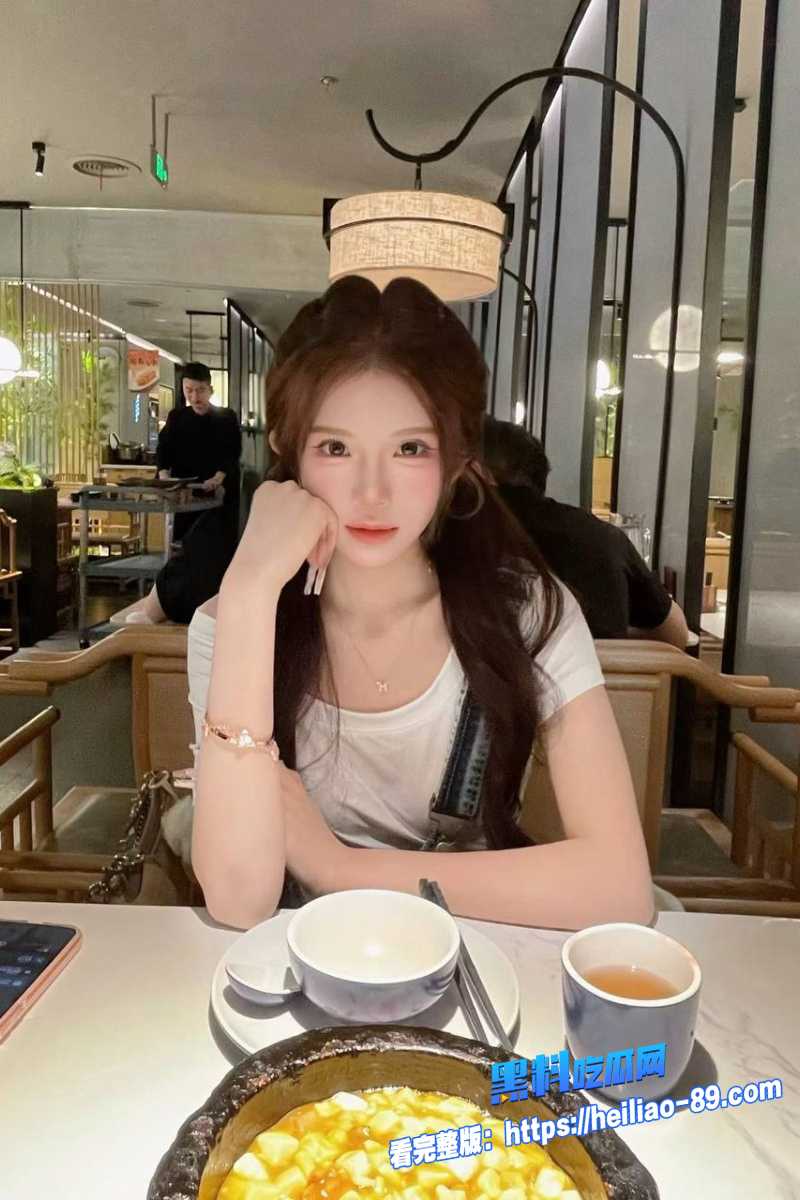 台湾巨乳福利姬 洁妮 最新福利视频 和高中学长电竞酒店包厢偷情 趴桌后入狂干白虎穴！10