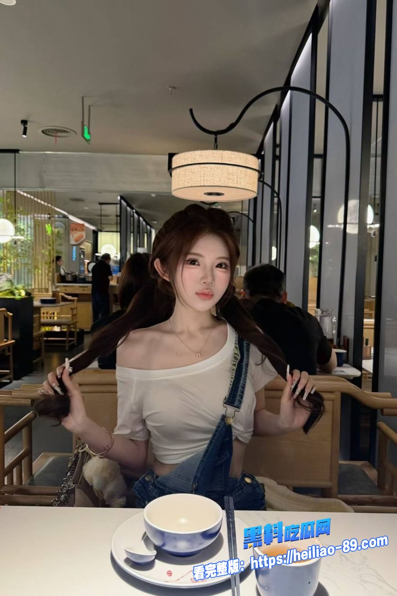 台湾巨乳福利姬 洁妮 最新福利视频 和高中学长电竞酒店包厢偷情 趴桌后入狂干白虎穴！11