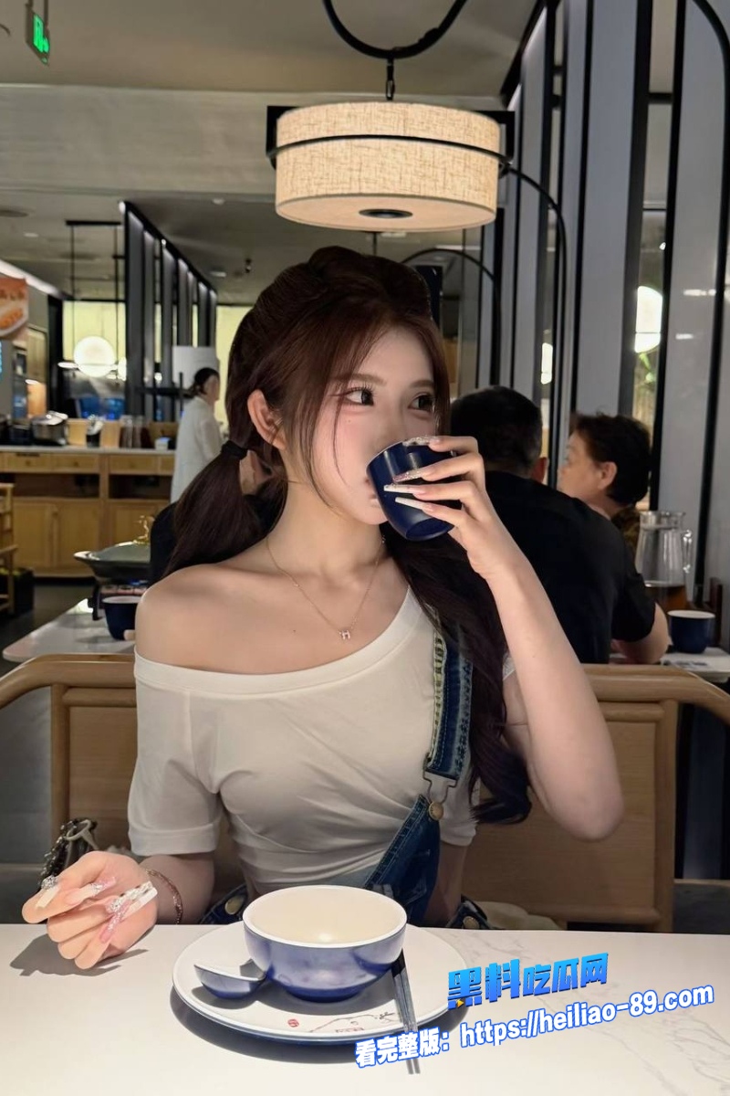 台湾巨乳福利姬 洁妮 最新福利视频 和高中学长电竞酒店包厢偷情 趴桌后入狂干白虎穴！12