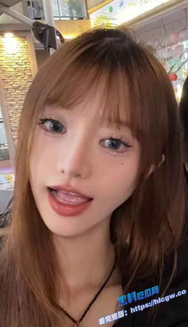 调教抖m女神 s型苗条身材 穿上黑丝的双腿诱人 像狗一样被主人爆操玩弄！图1