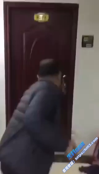 真实捉奸！富婆约炮小伙 结果被老公带人捉奸 奸夫被揍得大哭 这胆子还学人家偷情？4