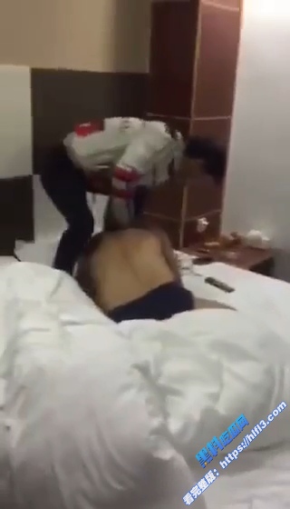 真实捉奸！富婆约炮小伙 结果被老公带人捉奸 奸夫被揍得大哭 这胆子还学人家偷情？8
