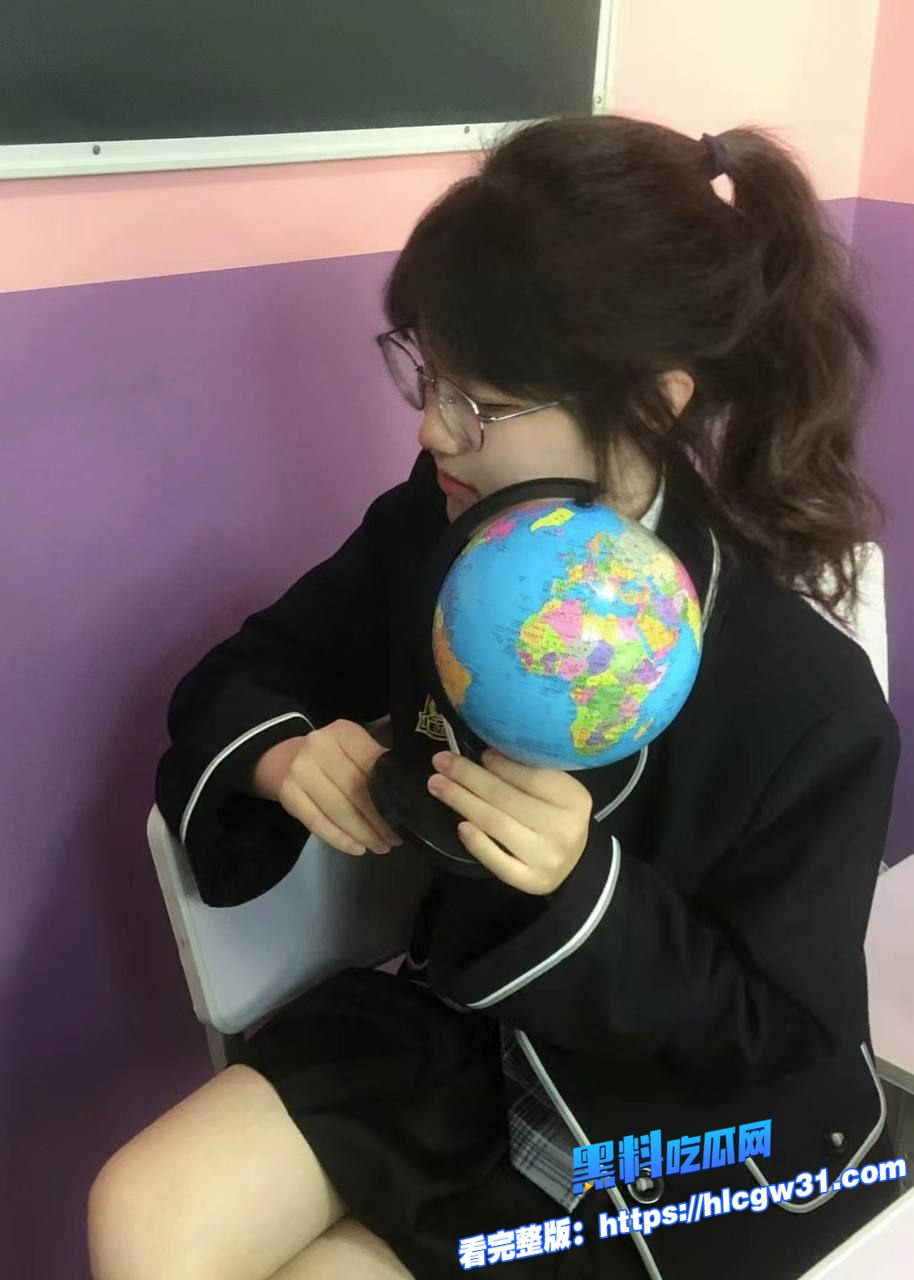 19岁大一超可爱新生清纯短发齐刘海甜妹 大量自拍自慰视频裸照流出自慰视频反差十足 8
