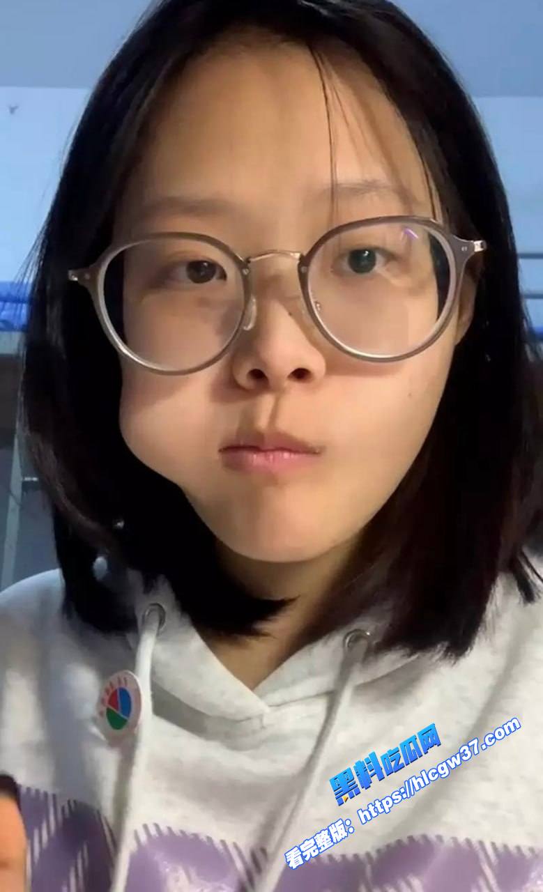 四川清纯女大学生黄思琪被男友调教的成为人形母狗清纯表情口交时露的全是淫荡表情 图1 四川清纯女大学生黄思琪被男友调教的成为人形母狗清纯表情口交时露的全是淫荡表情 图1