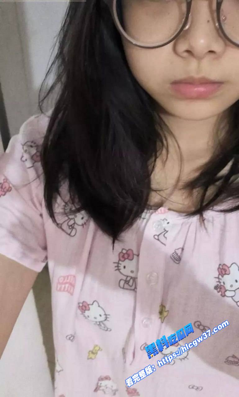 四川清纯女大学生黄思琪被男友调教的成为人形母狗清纯表情口交时露的全是淫荡表情 图2 四川清纯女大学生黄思琪被男友调教的成为人形母狗清纯表情口交时露的全是淫荡表情 图2