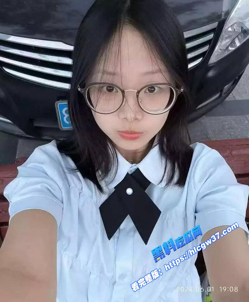 四川清纯女大学生黄思琪被男友调教的成为人形母狗清纯表情口交时露的全是淫荡表情 图3 四川清纯女大学生黄思琪被男友调教的成为人形母狗清纯表情口交时露的全是淫荡表情 图3