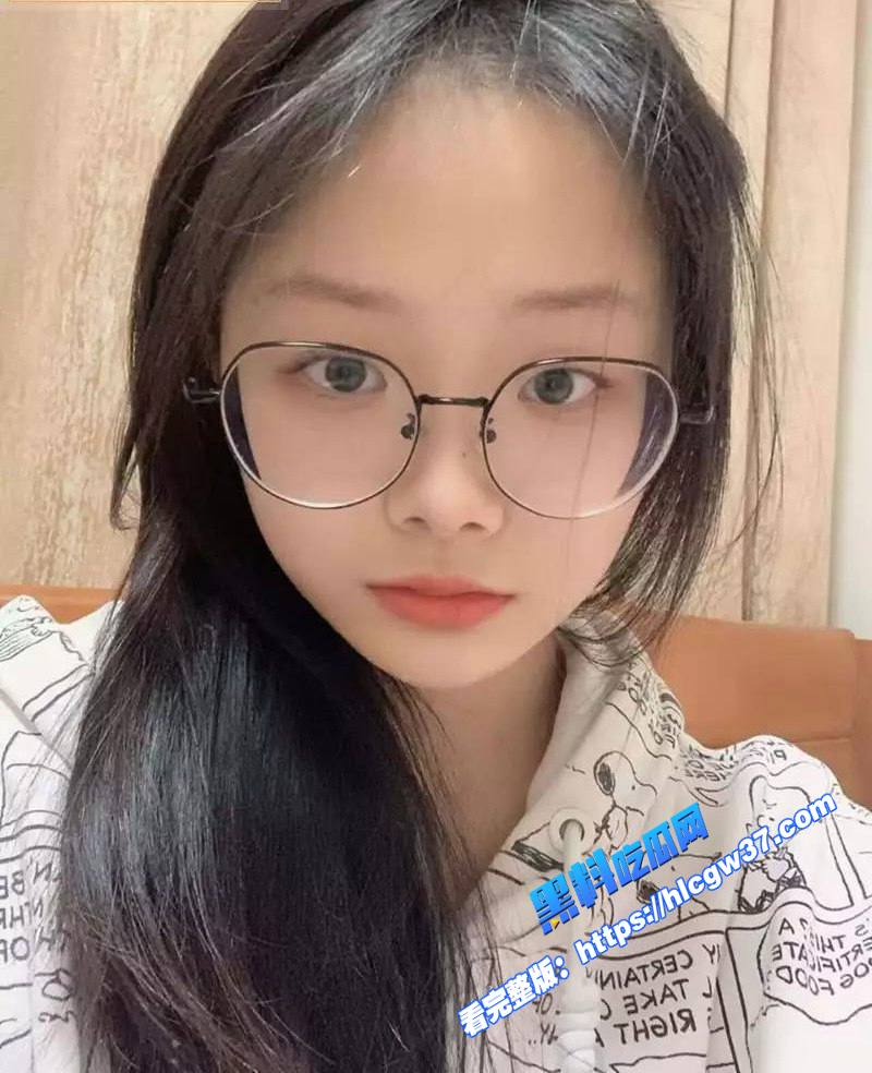 四川清纯女大学生黄思琪被男友调教的成为人形母狗清纯表情口交时露的全是淫荡表情 图4 四川清纯女大学生黄思琪被男友调教的成为人形母狗清纯表情口交时露的全是淫荡表情 图4
