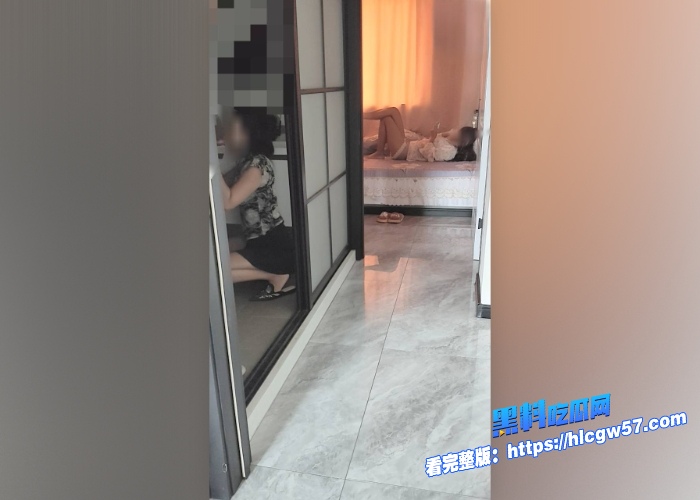 海角母子乱伦我姨在房间玩手机我在卫生间操我妈对着老妈的骚穴一顿输出全程紧张刺激 图5