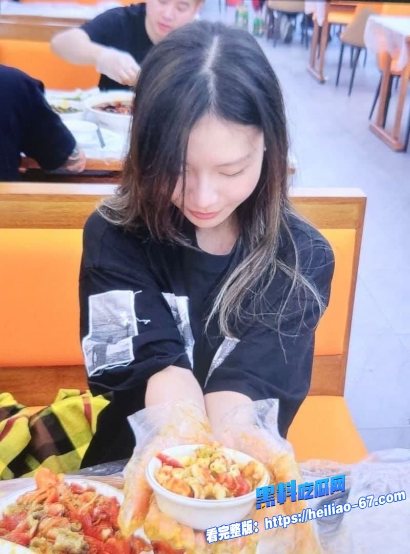 湖南大学生赵佳琪被金主爸爸操成专属小肉奴男友气炸怒曝无码视频17 湖南大学生赵佳琪被金主爸爸操成专属小肉奴男友气炸怒曝无码视频17