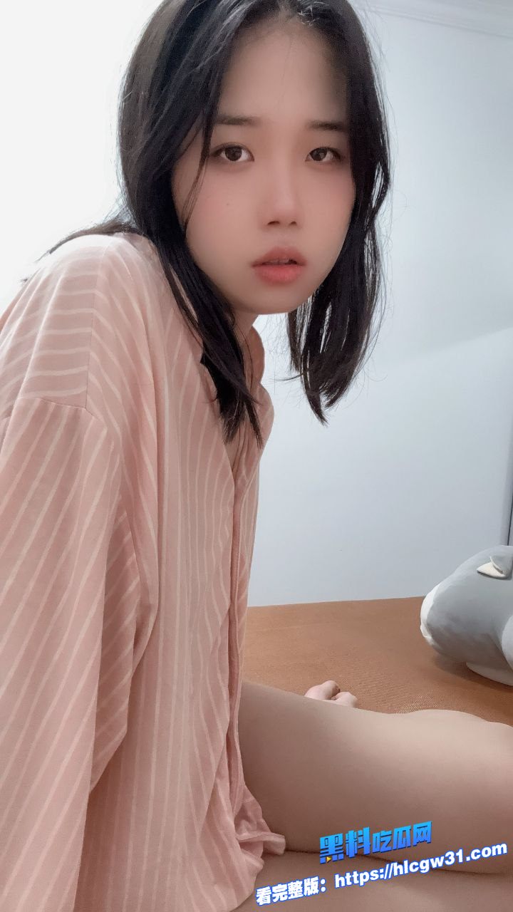 微密圈极品萝莉 清纯反差骚到骨子里 自拍女仆装小穴自慰福利视频流出！图1