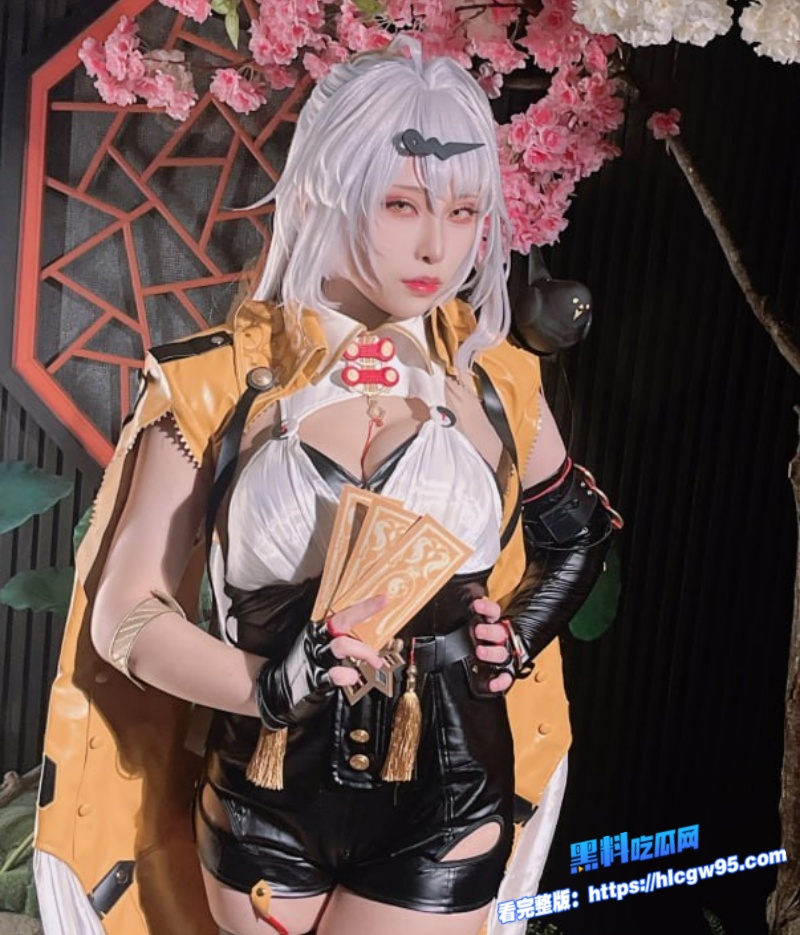 极品福利姬Tokar浵卡化身最骚椿梢超还原红黑制服开档露出1