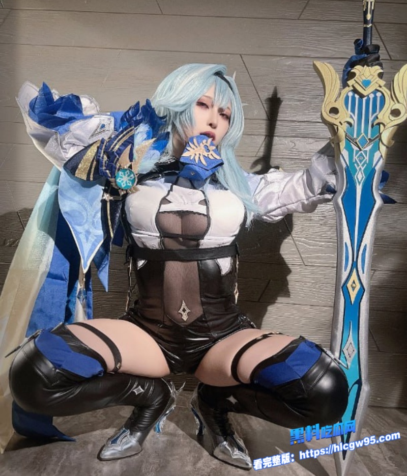 极品福利姬Tokar浵卡化身最骚椿梢超还原红黑制服开档露出2