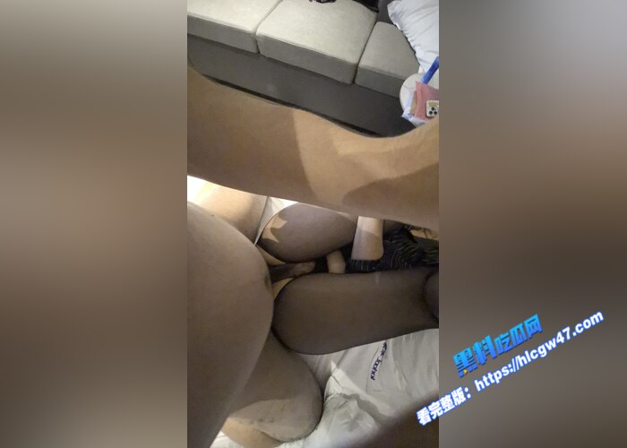 云盘泄密！极品女友 与男友私拍性爱视频被曝光 黑丝玉足足交 抬腿爆操嫩穴 骑乘后入肥臀 十分淫荡24