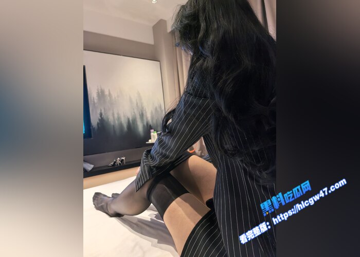 云盘泄密！极品女友 与男友私拍性爱视频被曝光 黑丝玉足足交 抬腿爆操嫩穴 骑乘后入肥臀 十分淫荡31