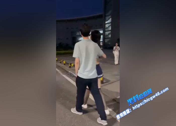 炸裂吃瓜！湖北经济学院女生玩户外露出 完成主人的任务 湖边吃鸡被后入爆操 同学们纷纷围观拍摄4