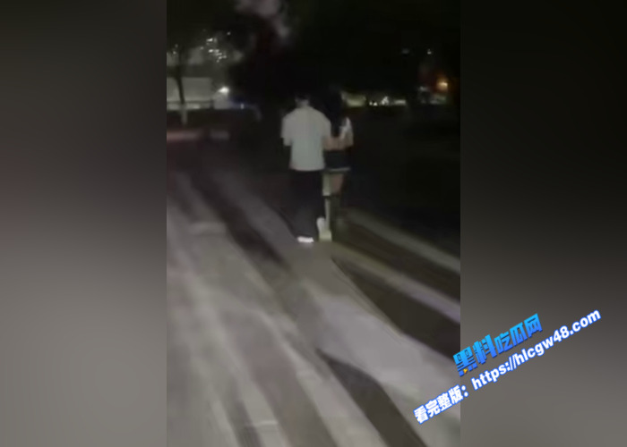 炸裂吃瓜！湖北经济学院女生玩户外露出 完成主人的任务 湖边吃鸡被后入爆操 同学们纷纷围观拍摄7