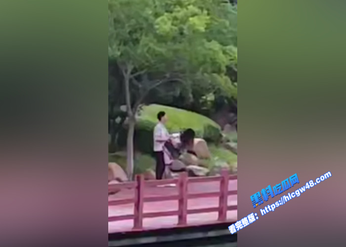 炸裂吃瓜！湖北经济学院女生玩户外露出 完成主人的任务 湖边吃鸡被后入爆操 同学们纷纷围观拍摄5