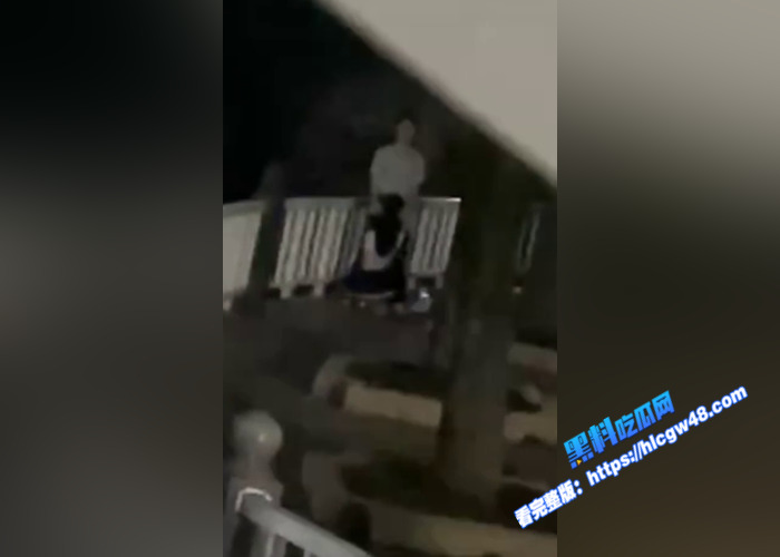 炸裂吃瓜！湖北经济学院女生玩户外露出 完成主人的任务 湖边吃鸡被后入爆操 同学们纷纷围观拍摄8