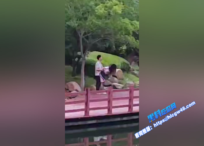 炸裂吃瓜！湖北经济学院女生玩户外露出 完成主人的任务 湖边吃鸡被后入爆操 同学们纷纷围观拍摄10