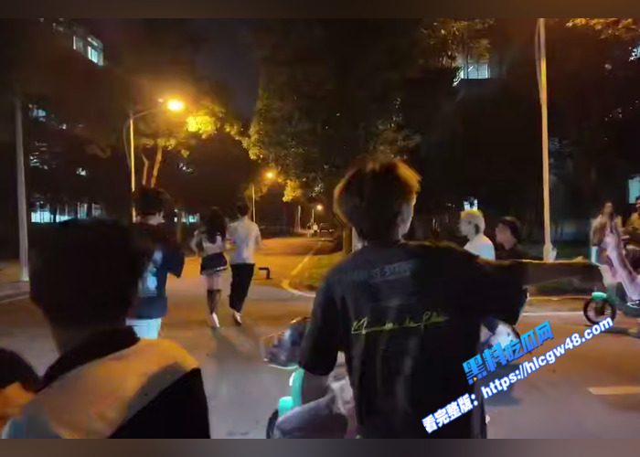 炸裂吃瓜！湖北经济学院女生玩户外露出 完成主人的任务 湖边吃鸡被后入爆操 同学们纷纷围观拍摄12