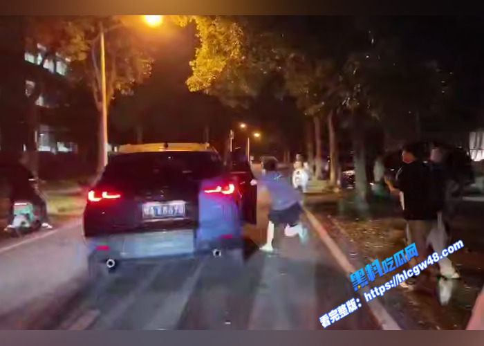 炸裂吃瓜！湖北经济学院女生玩户外露出 完成主人的任务 湖边吃鸡被后入爆操 同学们纷纷围观拍摄13
