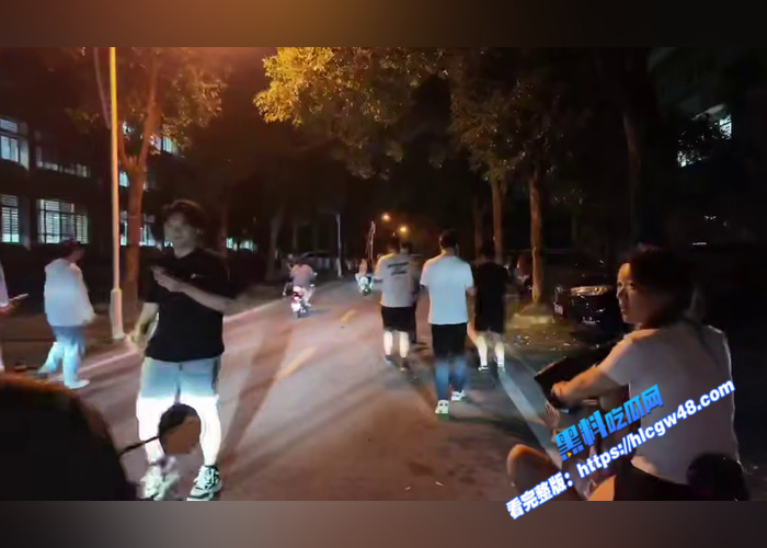 炸裂吃瓜！湖北经济学院女生玩户外露出 完成主人的任务 湖边吃鸡被后入爆操 同学们纷纷围观拍摄14