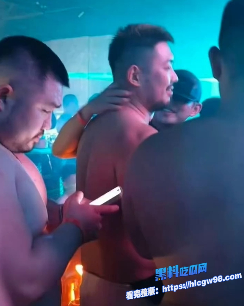 娱乐圈再曝热瓜早期性侵被立案的韩国影帝刘亚仁现身中国上海男同酒吧 13