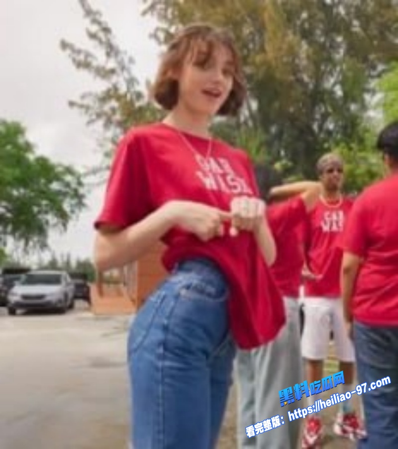 欧美洗车短发辣妹户外车行主动口交撅臀挨操浪叫视频爆火外网疯传3