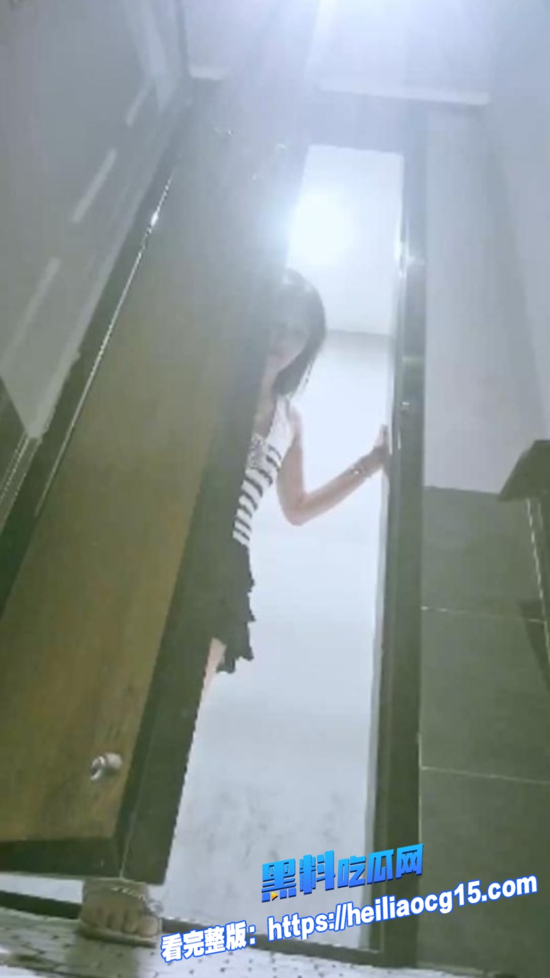 酒吧女厕偷拍0