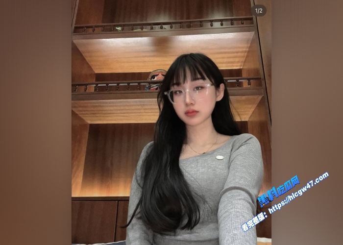 全网首发英国留学眼镜妹范黎口交骑乘后入各种姿势插一遍三洞齐开还是留学生玩的花 图3WH700x500px