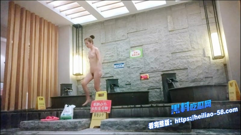 澡堂内部员工女浴室偷拍视频流出高颜值少妇裸体着吹头发奶子真的美小编下面已硬爆5 澡堂内部员工女浴室偷拍视频流出高颜值少妇裸体着吹头发奶子真的美小编下面已硬爆5