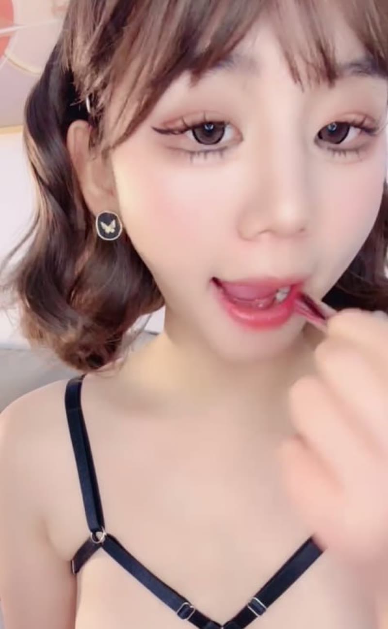 淫荡大学生妹子下海做黄播!被大叔男友无套猛操内射 粉嫩骚穴极品 淫荡大学生妹子下海做黄播!被大叔男友无套猛操内射 粉嫩骚穴极品