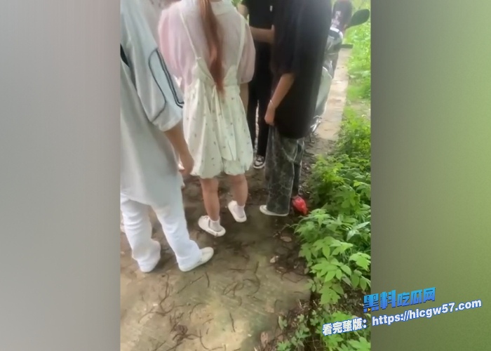 江西万载精神小妹校园霸凌事件几个精神小妹和男友霸凌同学20个打一个围殴脚踹掌掴黑料吃瓜网独家整理最新视频资源放送 图4