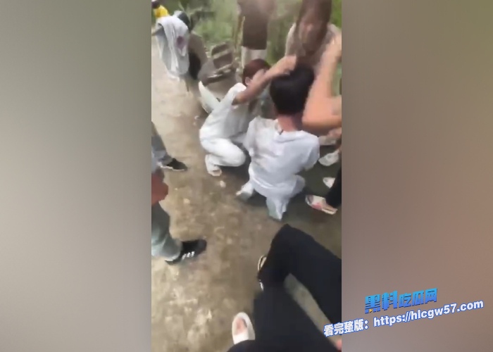 江西万载精神小妹校园霸凌事件几个精神小妹和男友霸凌同学20个打一个围殴脚踹掌掴黑料吃瓜网独家整理最新视频资源放送 图7