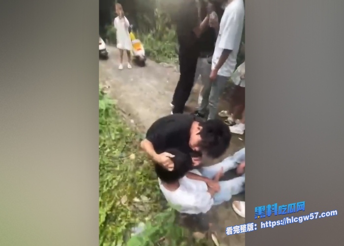 江西万载精神小妹校园霸凌事件几个精神小妹和男友霸凌同学20个打一个围殴脚踹掌掴黑料吃瓜网独家整理最新视频资源放送 图8