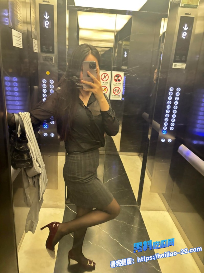 潜规则实录办公室黑丝秘书被老板后入腿软蜜桃臀啪啪作响有事秘书干没事干秘书 1