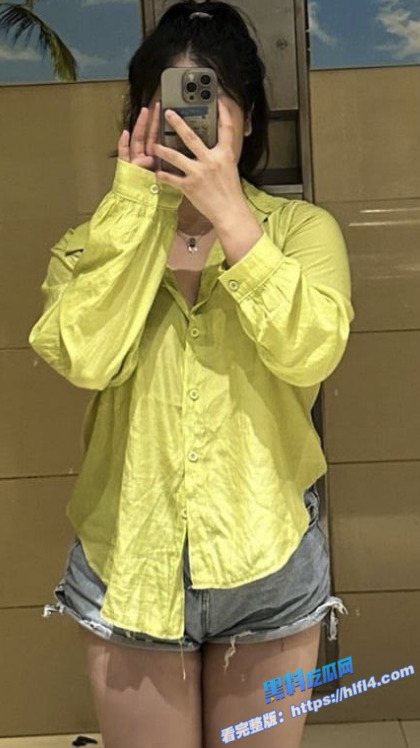 在校清纯学生妹 为挣零花钱给金主拍私密视频 自慰插逼展示骚逼自拍1