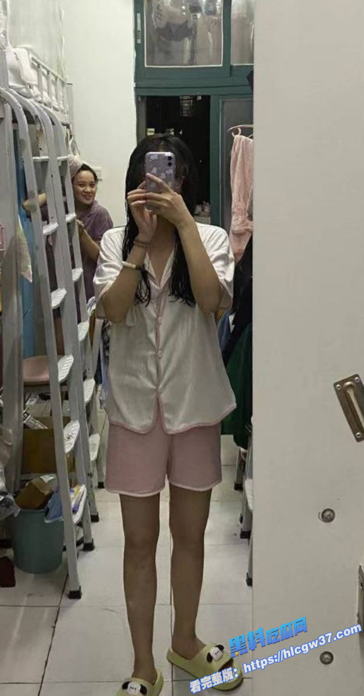 26腼腆眼睛大学生妹 私下反差居然喜欢口交舔鸡巴无套中出视频流出 26腼腆眼睛大学生妹 私下反差居然喜欢口交舔鸡巴无套中出视频流出