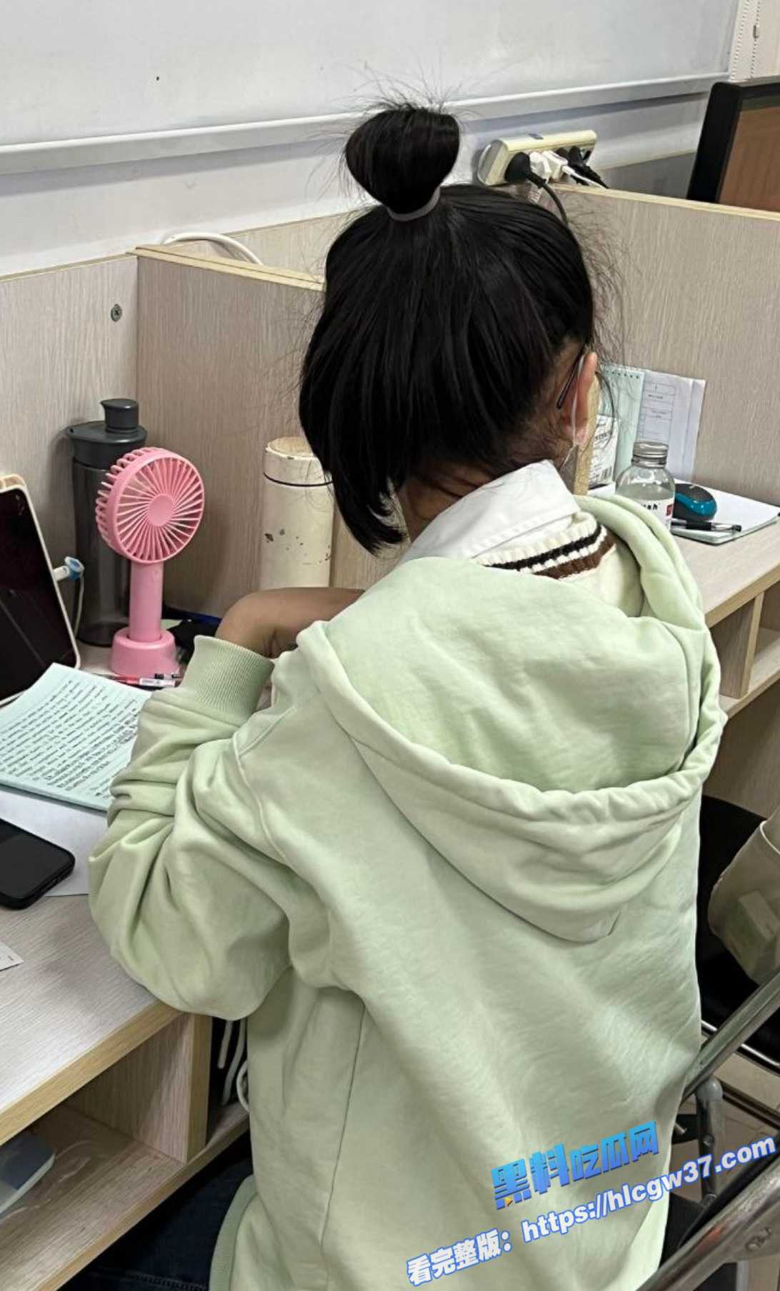 27腼腆眼睛大学生妹 私下反差居然喜欢口交舔鸡巴无套中出视频流出 27腼腆眼睛大学生妹 私下反差居然喜欢口交舔鸡巴无套中出视频流出
