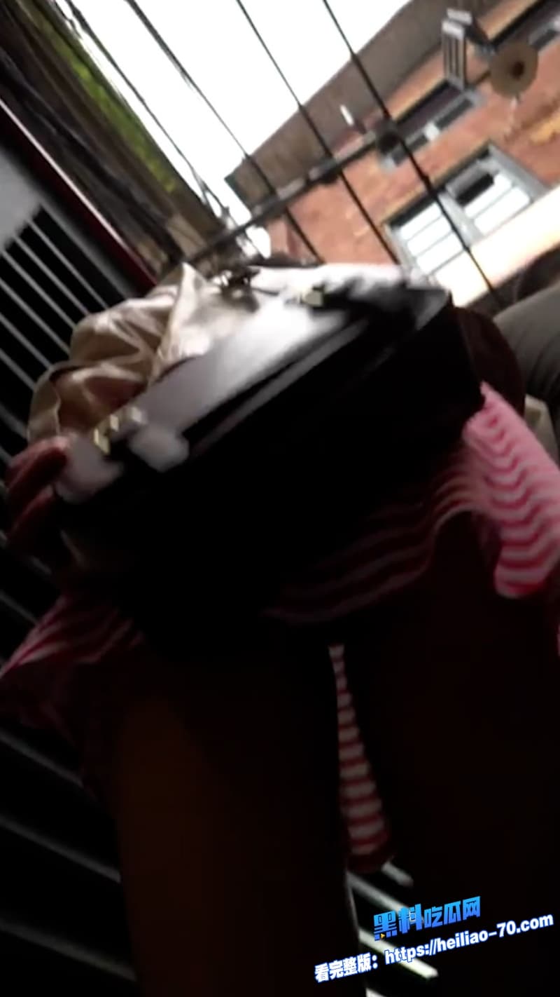 商场偷拍白领短裙小姐姐大长腿美女竟真空上阵粉嫩鲍鱼全程晃荡超骚15 商场偷拍白领短裙小姐姐大长腿美女竟真空上阵粉嫩鲍鱼全程晃荡超骚15