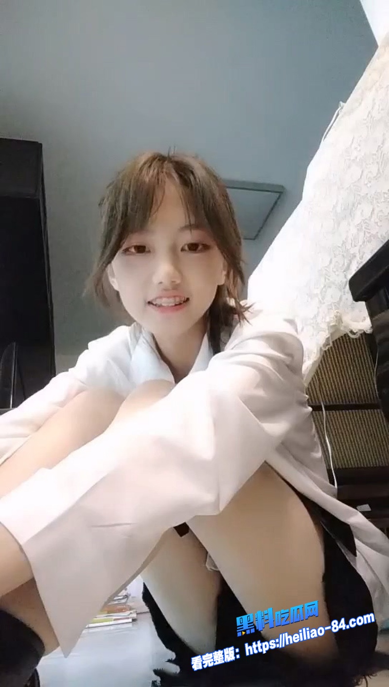 抖音40w网红比奇堡名媛贺梓涵直播喷水 母亲突然闯入怒骂福利姬 反差太炸裂！图2