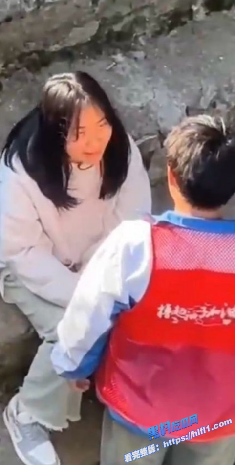 饥渴男子大白天在野外 站在台阶上让女友帮忙口交 口爆吞精把女友都整吐了！1