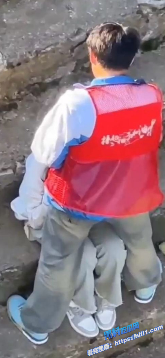 饥渴男子大白天在野外 站在台阶上让女友帮忙口交 口爆吞精把女友都整吐了！2