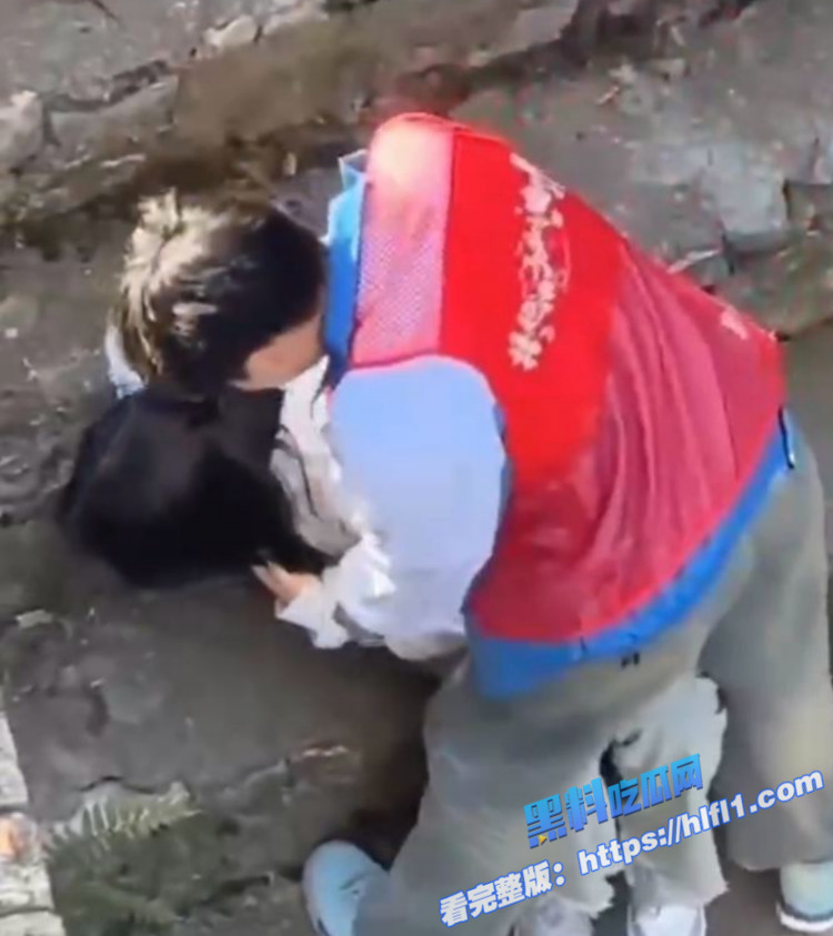 饥渴男子大白天在野外 站在台阶上让女友帮忙口交 口爆吞精把女友都整吐了！4