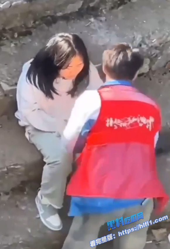 饥渴男子大白天在野外 站在台阶上让女友帮忙口交 口爆吞精把女友都整吐了！5