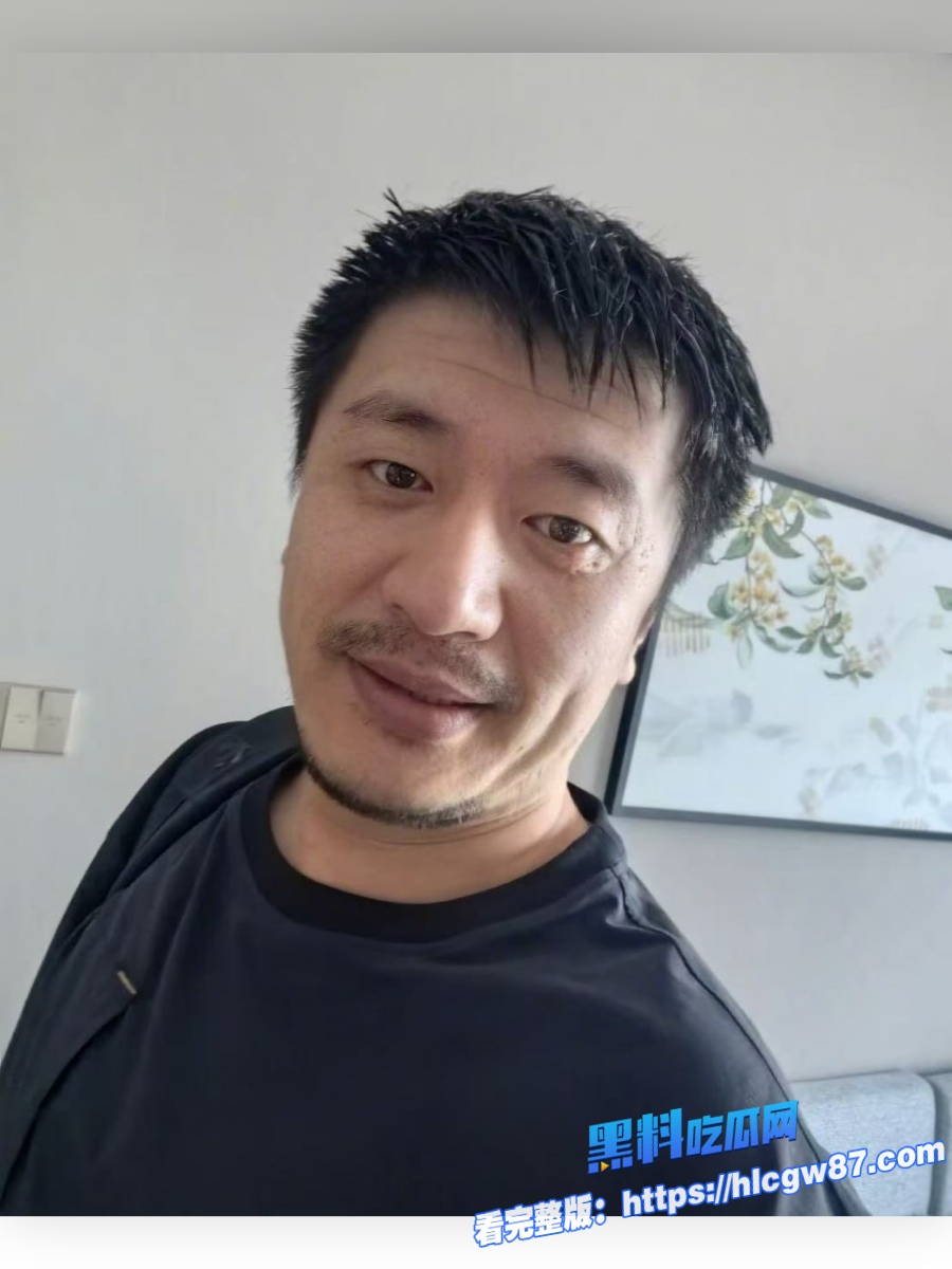 张雪峰与情妇看伍佰演唱会被现场抓包 3
