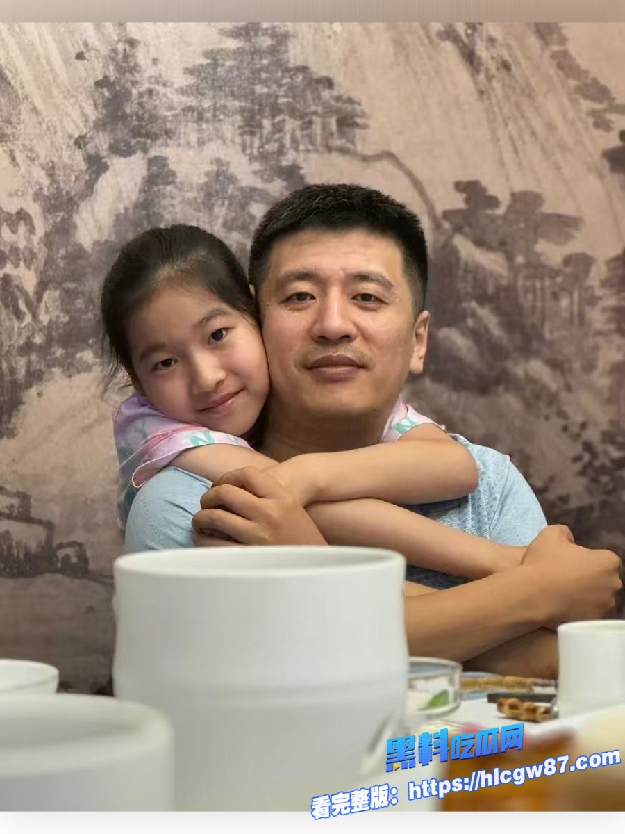 张雪峰与情妇看伍佰演唱会被现场抓包 5